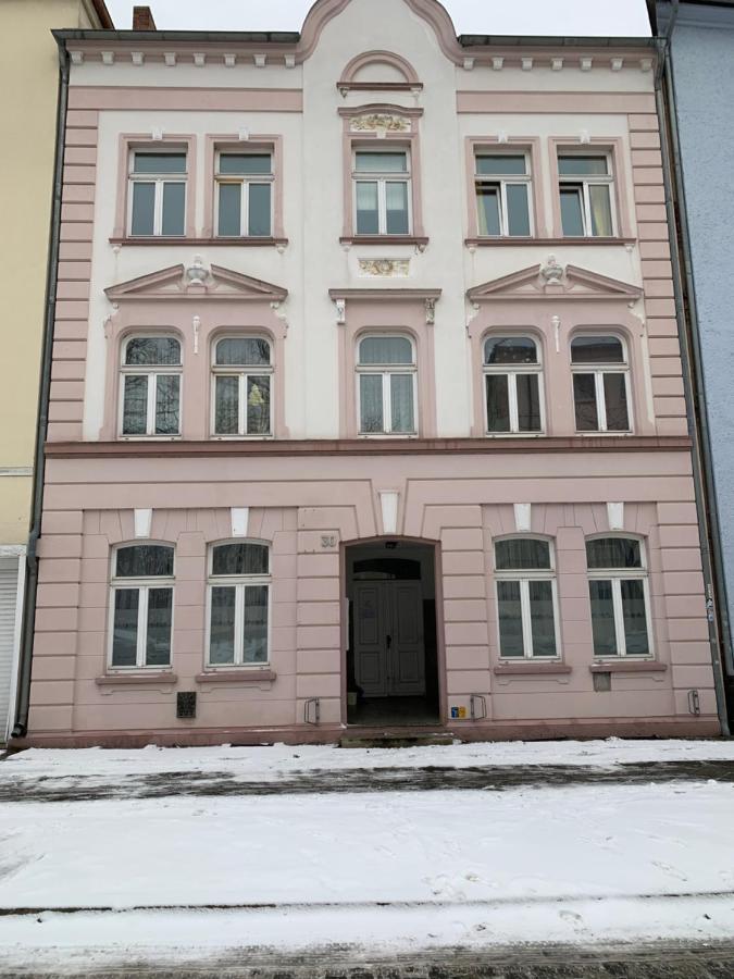 Best-preis Rathausblick 2 - Zentrale Lage In - 2 Personen - Einzelzimmer - Vollausstattung - Wlan / Prime & Self-check-in * Wittenberge