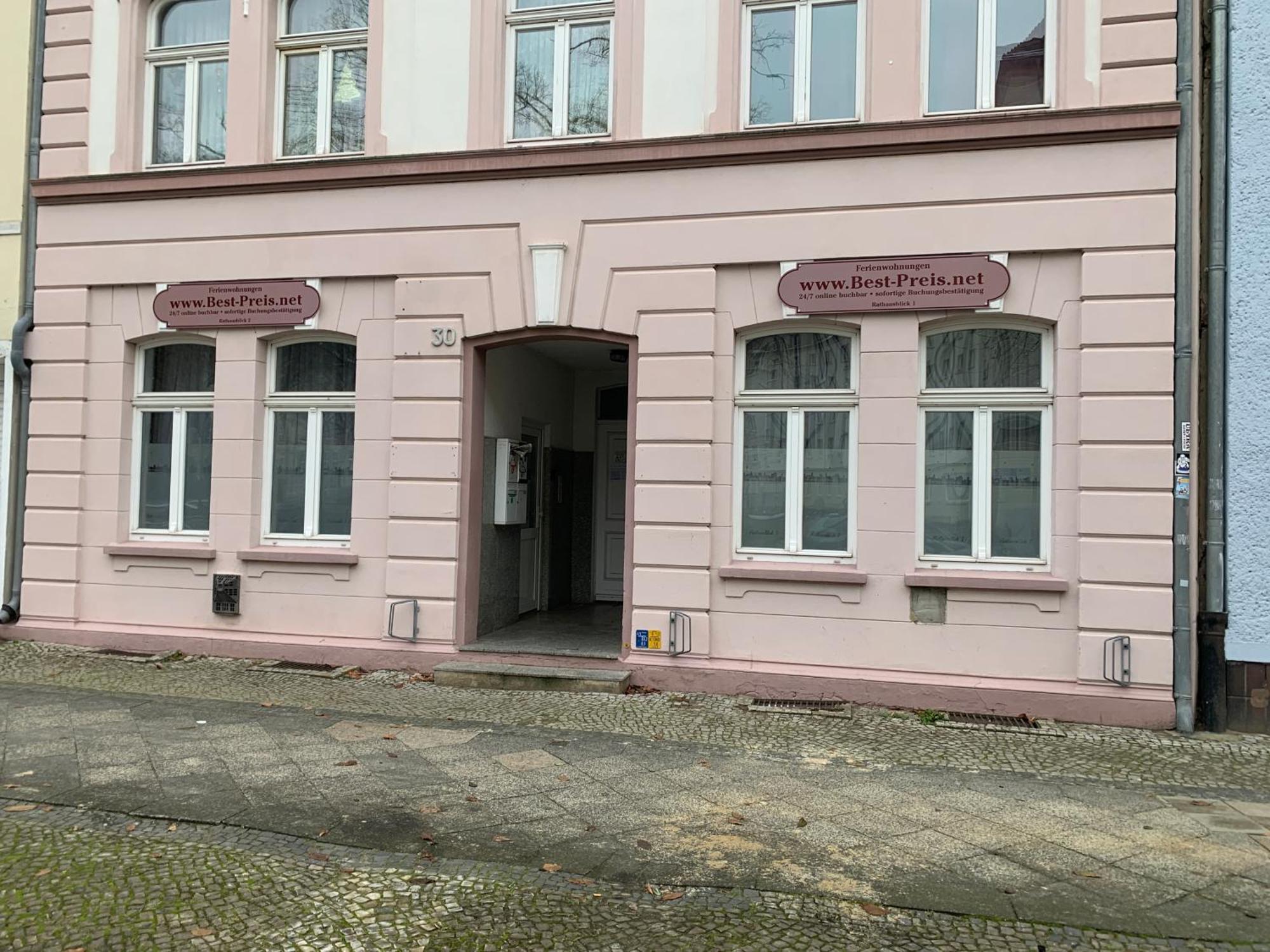 Best-preis Rathausblick 2 - Zentrale Lage In - 2 Personen - Einzelzimmer - Vollausstattung - Wlan / Prime & Self-check-in * Wittenberge