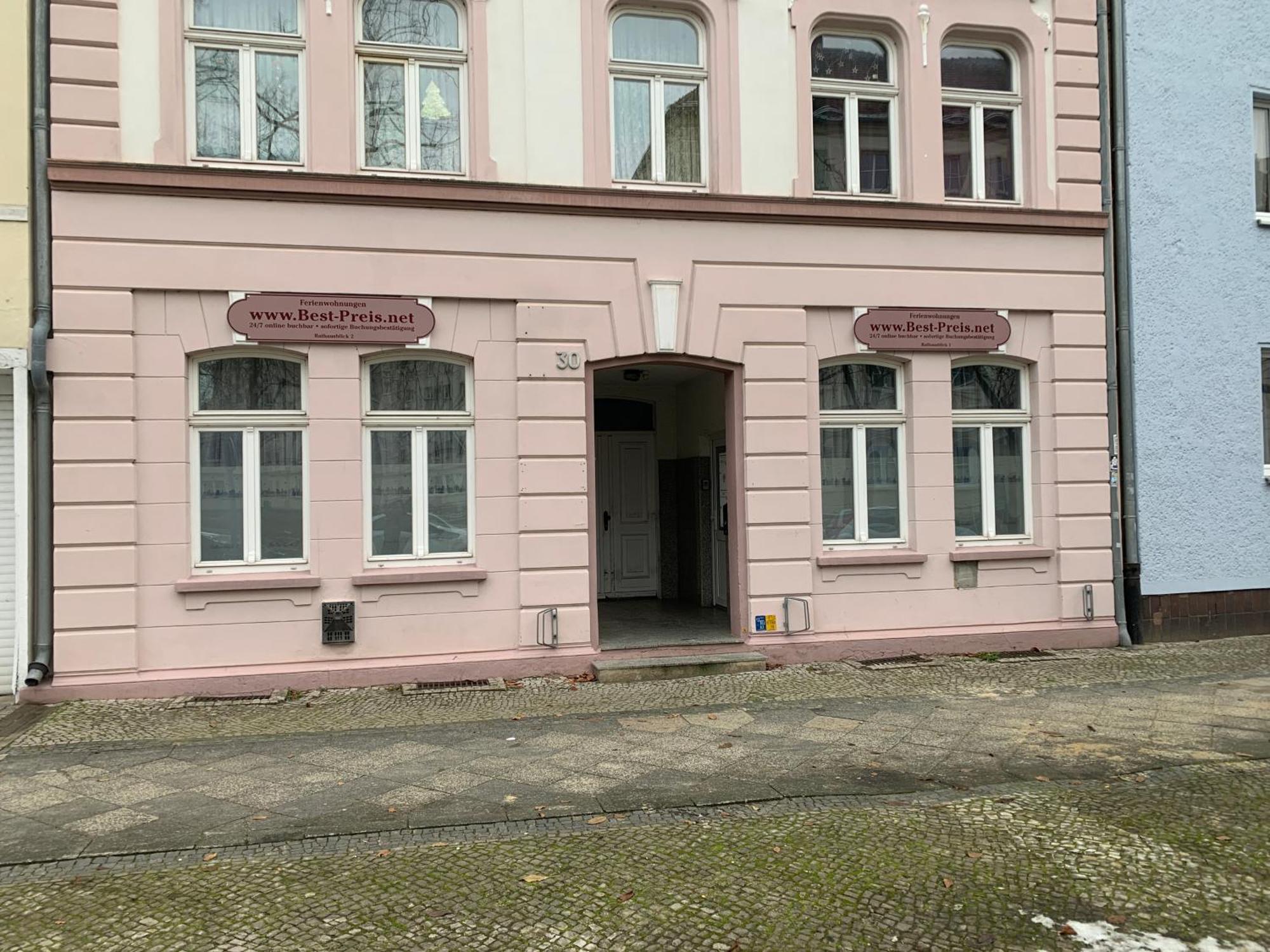 Apartment Best-preis Rathausblick 2 - Zentrale Lage In - 2 Personen - Einzelzimmer - Vollausstattung - Wlan / Prime & Self-check-in Wittenberge